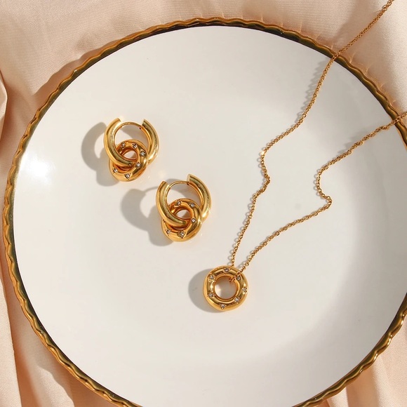 ◾️18k Gold Plated Crystal Paved Round Chunky Pendant Necklace - Picture 13 of 16